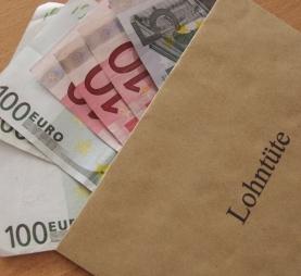 Lohntüte: Gehälter in CEE weit auseinander (Foto: pixelio.de, Siegfried Fries)