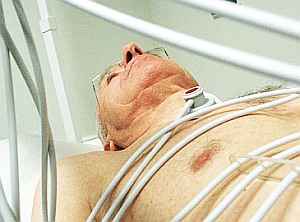 Senior bei der Untersuchung: Andere Nöte als Junge (Foto: pixelio.de/Sturm)