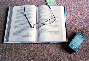 Brille, Buch & Handy: Hirntraining-App gegen Alterssicht (Foto: Flickr/Cumming)