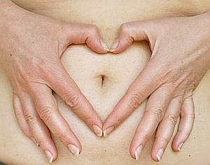 Hände am Bauch: Nur wenige achten auf Verdauung (Foto: pixelio/Rossmann)