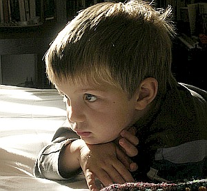 Junge sieht fern: Verzögerte statt bessere Entwicklung (Foto: Flickr/Guisti)