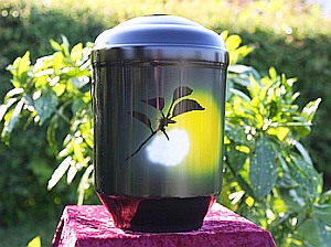 Urne: Angehörige gestalten immer öfter selbst (Foto: pixelio.de/Grunwald)