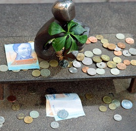 Geld: Unternehmer sollen Profit machen und Gutes tun (Foto: pixelio.de, A. Damm)