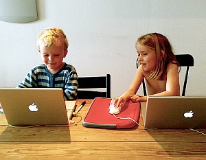 Kinder am Computer: Digitale Wertevermittlung (Foto: Flickr/Baedker)