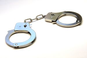 Handschellen: Bei Verhaftung soll App Alarm schlagen (Foto: pixelio.de/wengert)