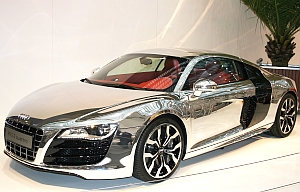 Audi R8: Kleinste Dellen vor dem Lackieren finden (Foto: pixelio.de/Rike) Audi R8: Kleinste Dellen vor dem Lackieren finden (Foto: pixelio.de/Rike)