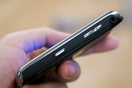 Smartphone: Viele multitasken beim Fernsehen (Foto: FlickrCC/liewcf)