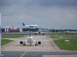 Landebahn: Flugzeug-Aufkommen wird steigen (Foto: pixelio.de/pc warrior)
