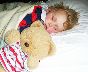 Schlafender Junge: Bett statt TV schützt vor Übergewicht (Foto: Flickr/London)