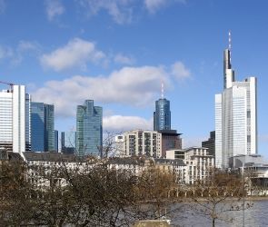 Banken in Frankfurt: Konkurrenz aus dem Netz (Foto: pixelio.de, Florentine)