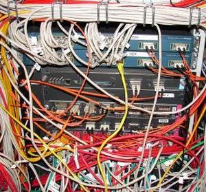 Server: Verschwenden oft unnütz viel Energie (Foto: pixelio.de, C. Nöhren)