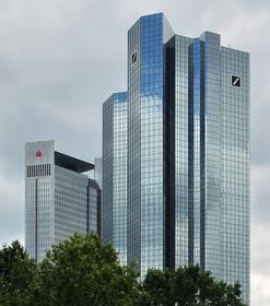 Banken in Frankfurt: Mehr Verantwortung gewünscht (Foto: pixelio.de, Eckstein)