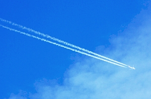 Kondensstreifen: Minus drei Prozent CO2 pro Jahr nötig (Foto: pixelio.de/Bührke)