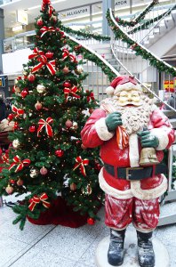 Weihnachtsdeko: Anträge unterm Christbaum sind beliebt (Foto: pixelio.de/Huber)