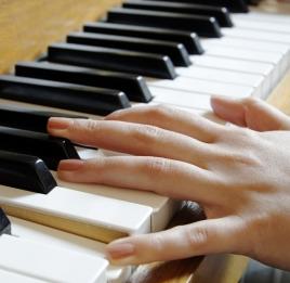 Klavier: Musiker nehmen Fehler nur bei Musik wahr (Foto: pixelio.de, baxel)