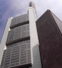 Commerzbank-Zentrale: Aktientausch gegen Schuldenerlass (Foto: pixelio.de, Gast)