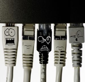 Schädlicher Anschluss: Staats-Infrastruktur verwundbar (Foto: pixelio, Klicker) Schädlicher Anschluss: Staats-Infrastruktur verwundbar (Foto: pixelio, Klicker)