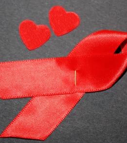 Aids-Schleife: Zahl der Neuerkrankungen nimmt zu (Foto: pixelio.de, Rike) Aids-Schleife: Zahl der Neuerkrankungen nimmt zu (Foto: pixelio.de, Rike)