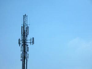 Sendemast: Kabel- und Handynetze kooperieren (Foto: pixelio.de/pixler)