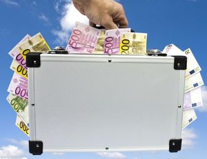 Koffer voller Geld, Bild: Thorben Wengert/pixelio.de)