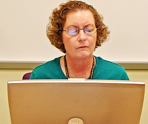 Frau am Computer: Einloggen immer öfter ohne Ziel (Foto: Flickr/McCauslin)