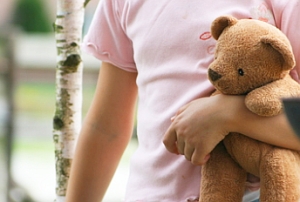 Kind mit Teddy: Frühe Gewalterfahrung löst Daueralarm (Foto: aboutpixel/Dorit)