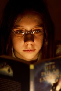 lesendes Mädchen: immer seltener in Europa (Foto: pixelio.de/Harry Hautumm)