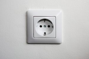 Steckdoese: Frankreich hat zu 80 Prozent Atomstrom (Foto: pixelio.de, piu700)