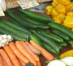 Gemüsestand: Duft lockt Kunden an (Foto: pixelio.de, Susanne Beeck)