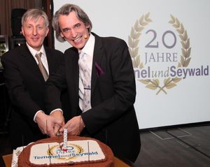 Franz Temmel und Wilfried Seywald: schneiden Torte an (Foto: fotodienst/Schiffl)