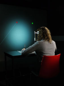 Test: Studienteilnehmerin beim Experiment (Foto: Jochen Kopp/Cesare Parise)
