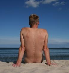 Liegen am Strand: Sonne hat heilende Wirkung (Foto: pixelio.de, Marco Barnebeck)