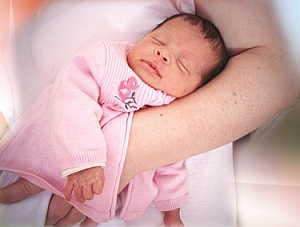 Neugeborenes: Erste Momente für ganzes Leben wichtig (Foto: pixelio.de/Souza)