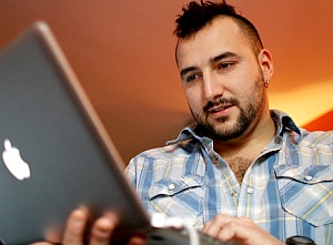 Mann am Laptop: Stationäre Läden trotz Web nötig (Foto: Flickr/Lavrusik)