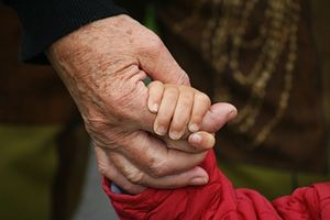 Zwei Hände: kranke Kinder, alte Väter (Foto: pixelio.de/Angelina S)