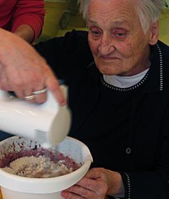 Pflege einer Dementen: viele Ursachen ungeklärt (Foto: pixelöio.de, G. Altmann)