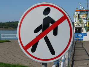 Verbotsschild: Schutz vor gefährlichen Gegenden (Foto: pixelio.de/Dieter Schütz) Verbotsschild: Schutz vor gefährlichen Gegenden (Foto: pixelio.de/Dieter Schütz)