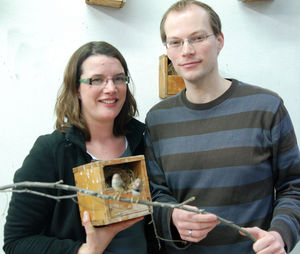 Barbara Caspers und Tobias Krause mit Singvögeln (Foto: Universität Bielefeld)
