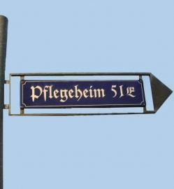Wegweiser: Angehörige sind oft überfordert (Foto: pixelio.de, Karin Jung)