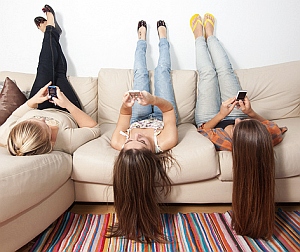SMS-schreibende Mädchen: Handy verändert Kommunikation (Foto: Flickr/Mansfield)