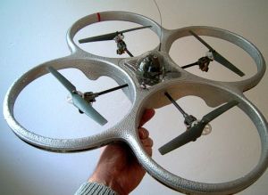 Quadrocopter: erlaubt günstige Luftaufnahmen (Foto: wikipedia, cc Bernd vdB)