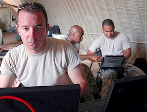 Soldaten am Laptop: Facebook-Profil beliebtes Angriffsziel (Foto: Flickr/USArmy) Soldaten am Laptop: Facebook-Profil beliebtes Angriffsziel (Foto: Flickr/USArmy)