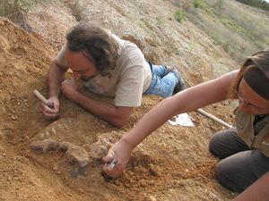 Ausgrabung: Madelaine Böhme und Geologe Philipe Havlik (Foto: Madelaine Böhme)