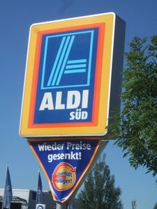 Aldi-Schild: Arbeitsbedingungen uninteressant (Foto: pixelio.de, P. von Bechen)