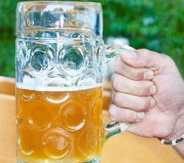 Große Menge Alkohol: passt zu Handy (Foto: pixelio.de, piu700)