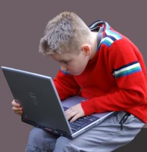 Junge am Laptop: Zu viel Internet gefährlich (Foto: pixelio.de, S. Hofschlaeger)