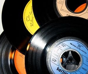 Platten: Industrie verhandelt mit YouTube (Foto: pixelio.de, Rike) Platten: Industrie verhandelt mit YouTube (Foto: pixelio.de, Rike)