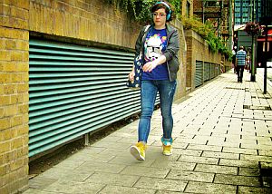 Fußgängerin mit Kopfhörer: Alarmsignale öfters überhört (Foto: Flickr/Chan) Fußgängerin mit Kopfhörer: Alarmsignale öfters überhört (Foto: Flickr/Chan)