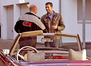 Männer mit Oldtimer: Erlebnisse bringen Stammkunden (Foto: pixelio.de/GTÜ) Männer mit Oldtimer: Erlebnisse bringen Stammkunden (Foto: pixelio.de/GTÜ)