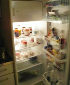 Kühlschrank bei Nacht: Ohne Schlaf mehr Hunger (Foto: pixelio.de/Danibasel) Kühlschrank bei Nacht: Ohne Schlaf mehr Hunger (Foto: pixelio.de/Danibasel)